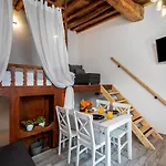 Lotza Traditional House Salakos
