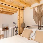 Kyrangelo Traditional House With Outdoor Jacuzzi