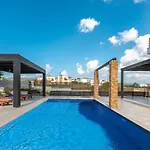 Blue Wave Villa - Road View