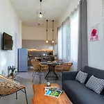 Rose Central Master Bedroom Apartment