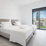 Maison Du Jardin 2-Bedroom Apartment Private Outdoor Jacuzzi