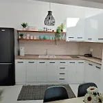 Kalokairini Avra