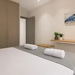 Stylish Rhodes Apartment With Prime Location - L & C City Escape