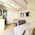 Piccolo Modern Suites Old Town