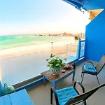 Deluxe Beach Apartment- Sleeps 2 & Private Terrace