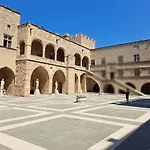 The Retreat In The Heart Of Old Town Rhodes