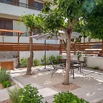 Monte Smith Luxury Garden Apartment With Parking