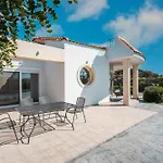 Lazarus Villa Glistra