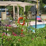 Lyristis Dinos Studios & Apartments