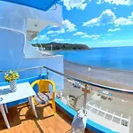 Blue House Beach Apartment - Sleeps 4 & Balcony