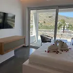Lambis Studios & Apartments