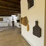 Jiannis House