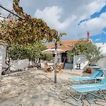Theo'S Traditional House
