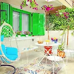 The Eclectic Yard Home -Famous For Its Design