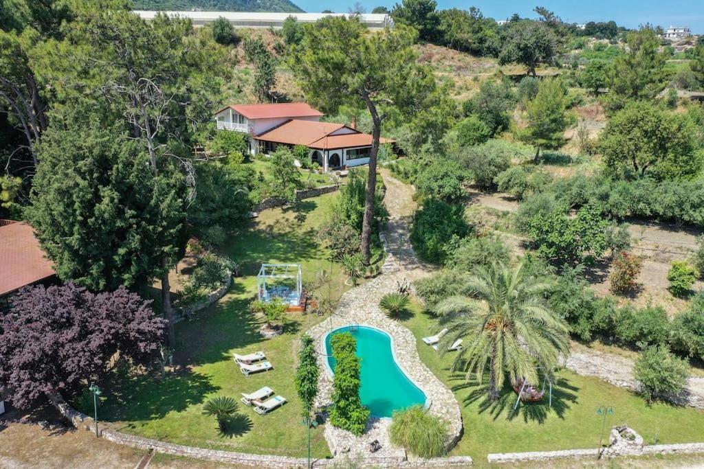 4 Bd Luxurious With Swimming Pool